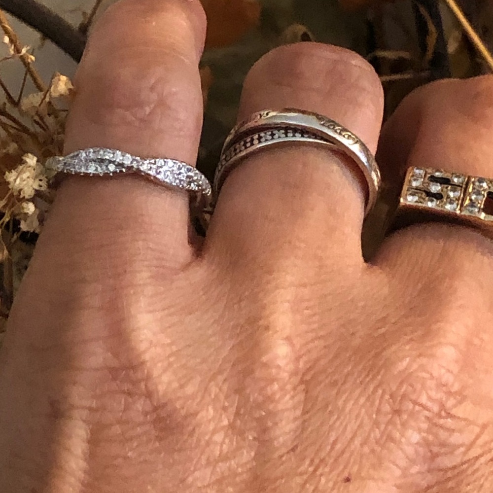 !🌹14K White Gold Infinity Twist Band🌹 - Picture 7 of 8